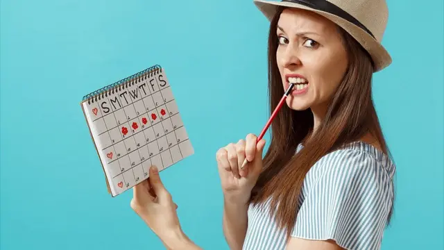 Chica calculando su período