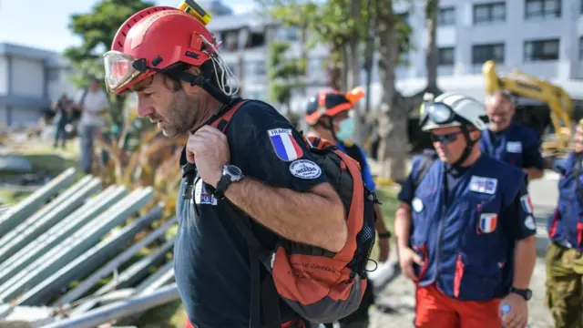 Kurtarma çalışmalarına başka ülkelerden gelen ekipler de katılıyor