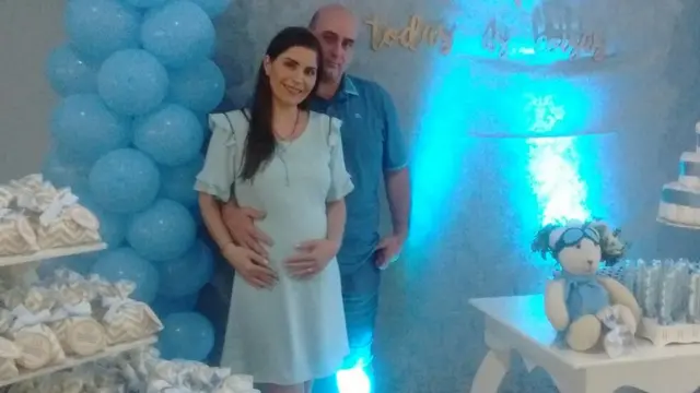 Michelle e o marido, durante o chájogo de depositobebê do filho