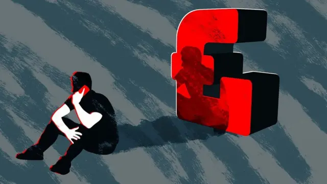 Hombre hablando por teléfono con signo de libras de fondo.