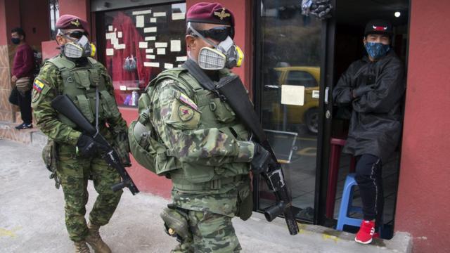 Militares patrullan las calles en Ecuador.
