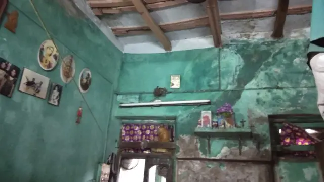 বিপজ্জনক বাড়ি বলে চিহ্নিত, তবুও সেখানেই ঝুঁকি নিয়ে থাকেন বহু মানুষ, চলে সংসার।