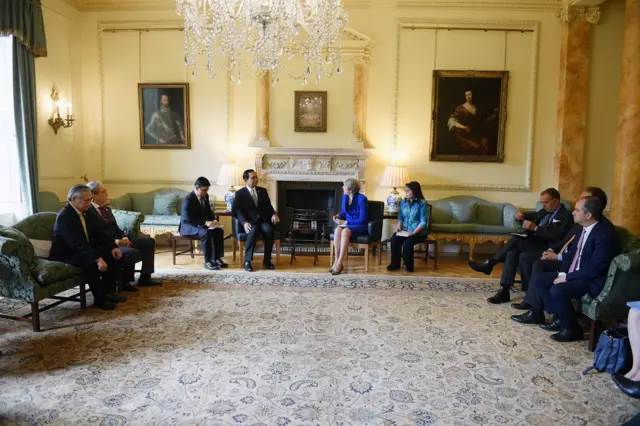 ประยุทธ์และเมย์ พร้อมคณะในห้องประชุม