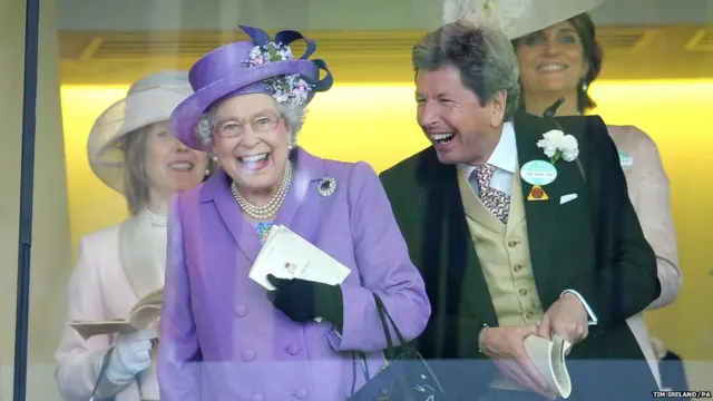 Кraliça və John Warren