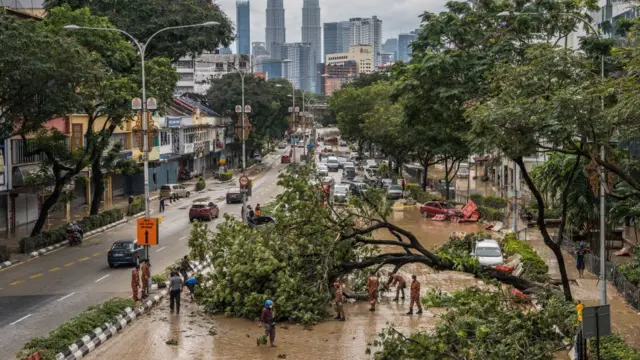 மலேசியாவை மிரள வைத்த மழை