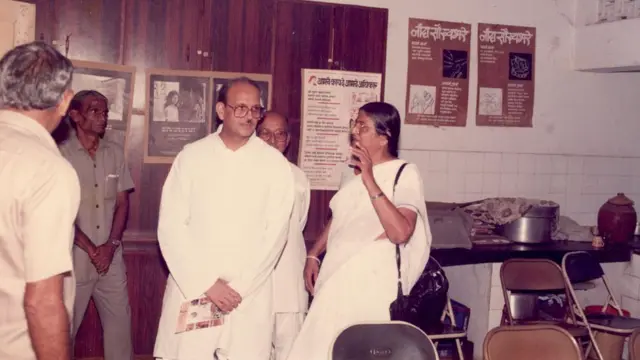 मृणाल गोरे, व्ही. पी. सिंग