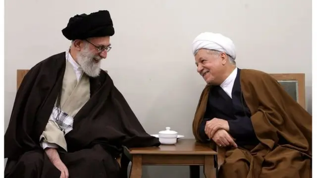 آیت الله خامنه ای در جریان انتخابات سال ۱۳۸۸ و اعتراضاتی که تا آن زمان بی سابقه بود، از هاشمی رفسنجانی فاصله گرفت و خود را به محمود احمدی نژاد نزدیک خواند