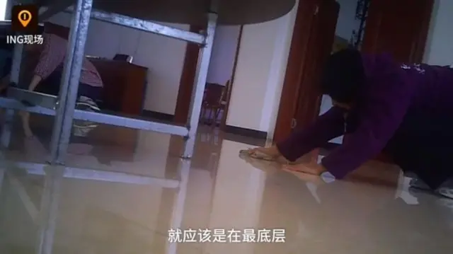 นักเรียนถูกบังคับให้หัดทำความสะอาดด้วยมือเปล่า