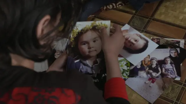 Мадиха разбирает фото