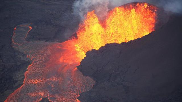 Lava saliendo del volcán Kilauea, en Hawái.