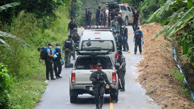 ตำรวจสำรวจที่เกิดเหตุ