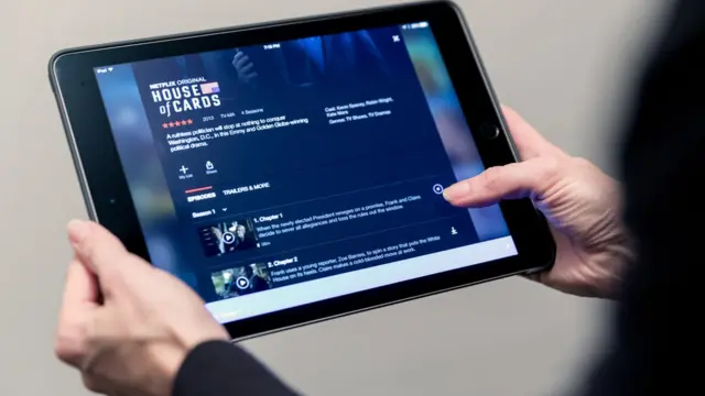 Tableta con la serie House of Cards.