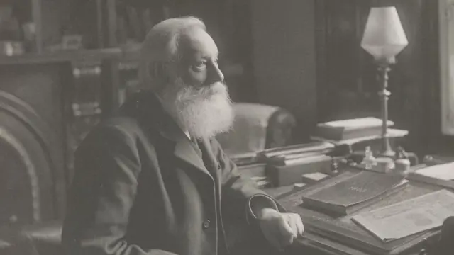 Perkin en su despacho