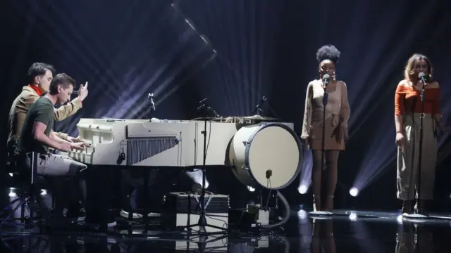 Brunettes Shoot Blondes