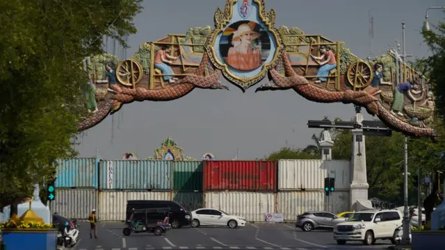 ตำรวจนำตู้คอนเทนเนอร์และลวดหนามหีบเพลงมาปิดการจราจรบน ถ.ราชดำเนินนอก