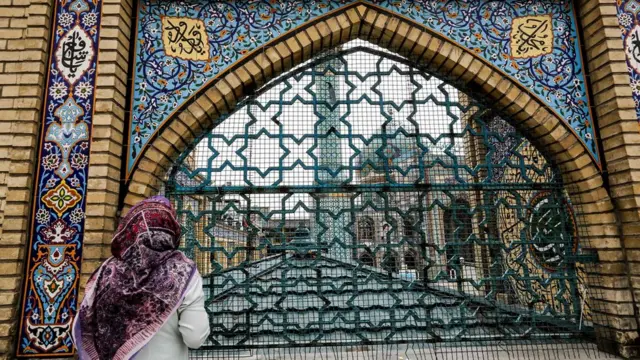 женщина у мечети