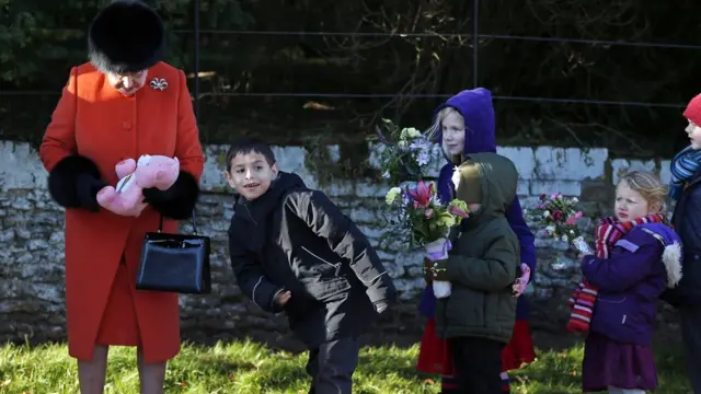 เด็ก ๆ นำช่อดอกไม้และของขวัญมาถวายสมเด็จพระราชินีนาถ ตามเส้นทางไปโบสถ์เซนต์แมรีแม็กดาลีน