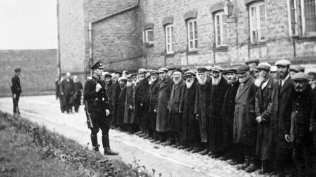 Ancianos judíos detenidos por los nazis