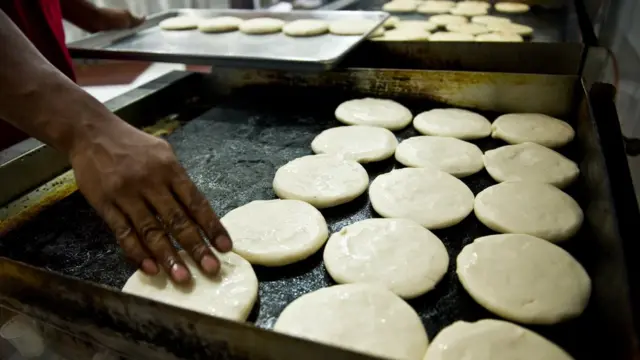 Un budare con arepas