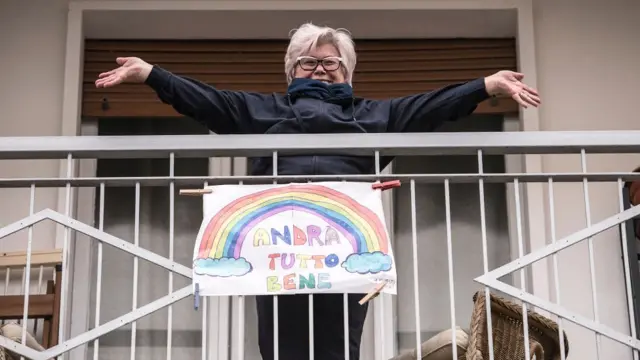 Жители итальянских городов вывешивают на балконах плакаты со словами "Tutto andra bene" ("все будет хорошо")