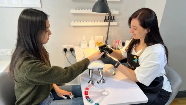 Valeriia nói cô vui mừng được trò chuyện với khách hàng.