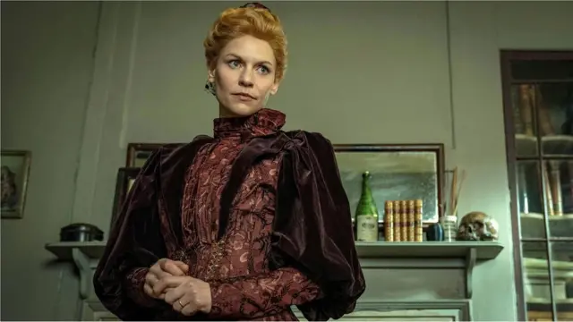 Kler Dejns je glumila u seriji snimljenoj po motivima romana „Eseška zmija“ Sare Peri