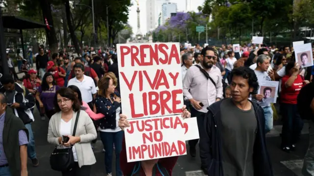 Manifestantes contra los asesinatos a periodistas.