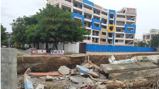 ఇటీవల భారీ వర్షాలకు పెద్ద ఎత్తున వరదలు వచ్చి నగరంలో పలు చోట్ల కోతకు కారణమయ్యాయి.