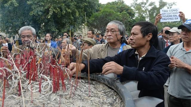 Người dân thắp hương tưởng niệm những người đã ngã xuống trong cuộc chiến tranh biên giới tại Tượng đài Lý Thái Tổ ở Hà Nội