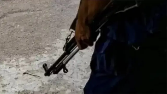 ঢাকার একজন শিক্ষিকা থানায় অভিযোগ দিয়ে বলছেন, কপালে টিপ পরার কারণে পুলিশের একজন সদস্য তাকে হেনস্তা করেছেন।