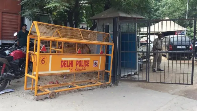 रामबेटी प्रजापति का आरोप है कि पुलिस ने शिकायत के बावजूद कोई कार्रवाई नहीं की.