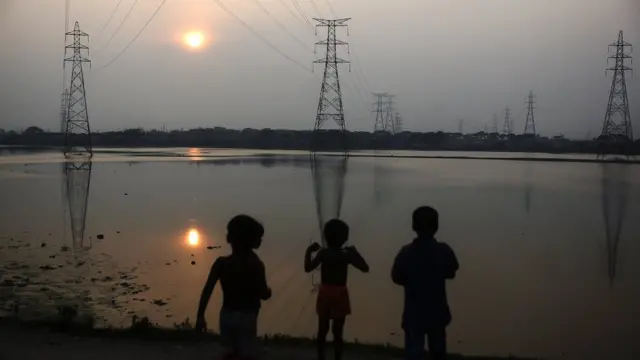 বাংলাদেশ সরকার বলছে দেশের বিদ্যুৎ সঙ্কট মোকাবেলা তাদের অন্যতম প্রধান লক্ষ্য