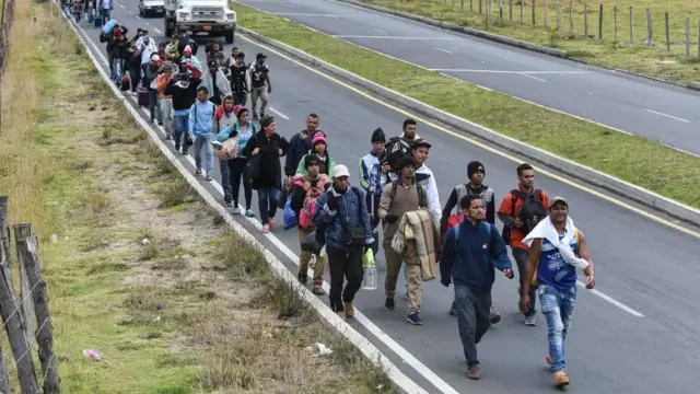La imagen de centenares de migrantes caminando por la carretera Panamericana se ha vuelto común en Colombia, Perú o Ecuador.