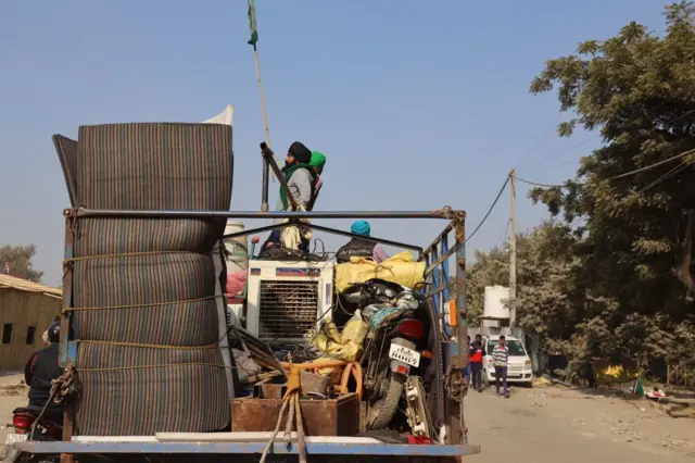దిల్లీ సరిహద్దుల నుంచి ఇళ్లకు తిరిగి వెళ్తున్న రైతులు
