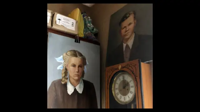 Evin içindeki yağlıboya portreler