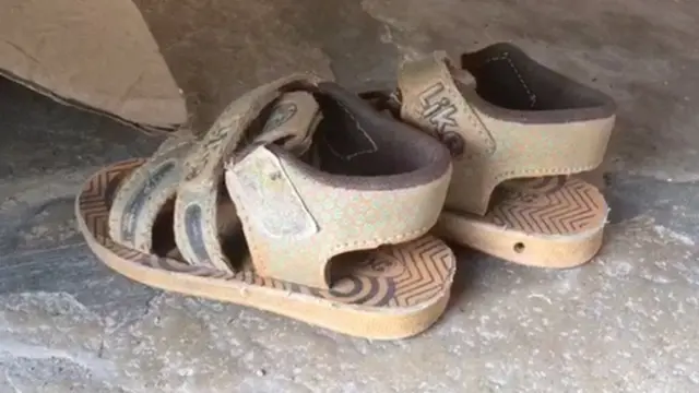 మక్సూద్ మూడేళ్ల మనవడి చెప్పులు