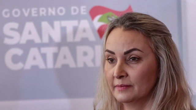 Daniela aparecefreebet vbetperfil, com painel atrás dizendo 'Governofreebet vbetSanta Catarina'