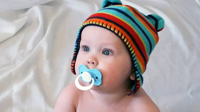 ребенок с соской