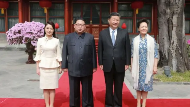 Керівник КНДР Кім Чен Ин із дружиною Лі Соль Чжу та лідер Китаю Сі Цзіньпін з дружиною, популярною співачкою Пен Лі Юань