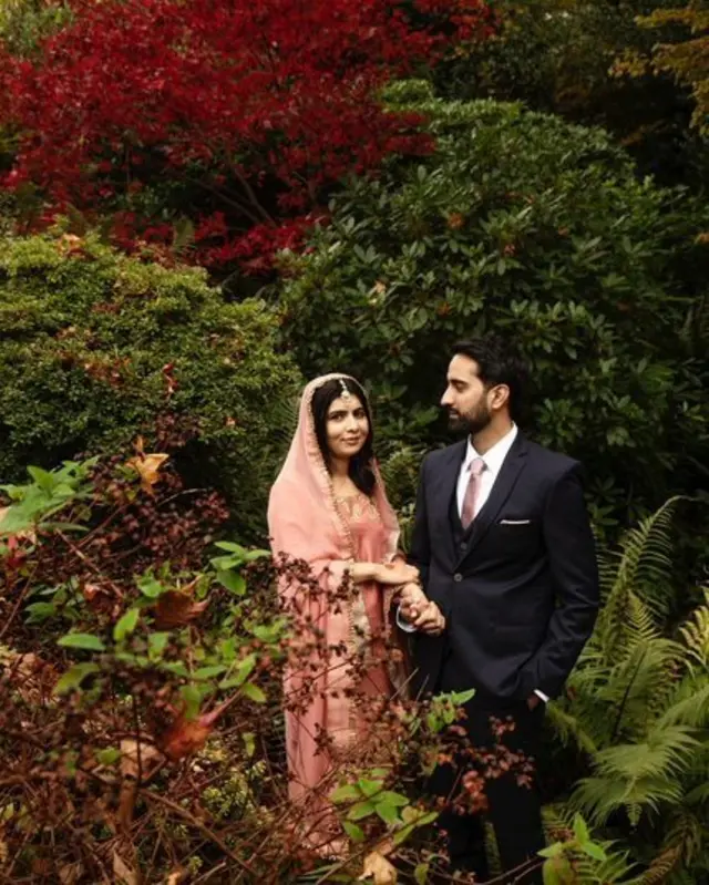 Malala et son mari dans une photo prise dans un jardin