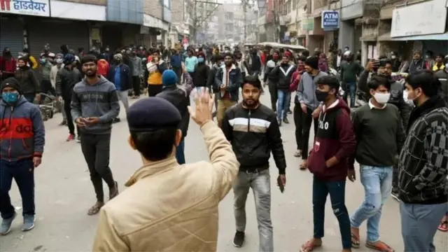 ఆర్‌ఆర్‌బీ పరీక్షల్లో అవినీతి జరుగుతోందంటూ బిహార్,ఉత్తర్‌ప్రదేశ్‌లలో అభ్యర్ధులు ఆందోళన చేస్తున్నారు