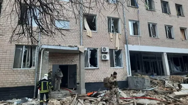 Una foto suministrada por el servicio de prensa del Ministerio del Interior de Ucrania muestra las secuelas de una explosión en el edificio de una unidad militar en Kiev.