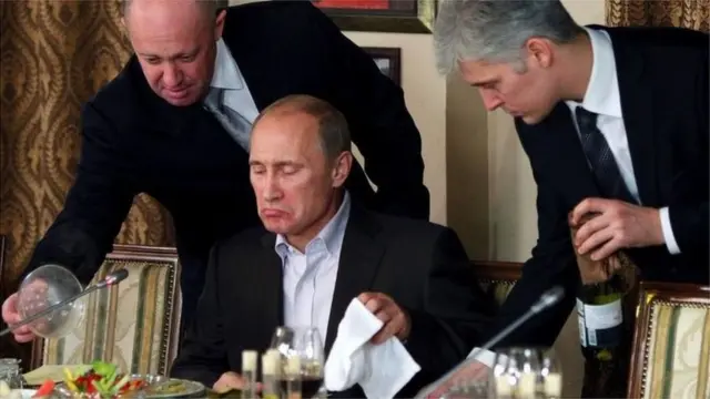 Евгений Пригожин (сол жакта) ресторанчы катары белгилүү болуп, "Путиндин ашпозчусу" деген атка конгон