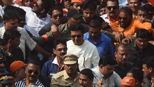 ভাষণ দিতে সভাস্থলে আসছেন রাজ ঠাকরে (মাঝে, সাদা কুর্তা)