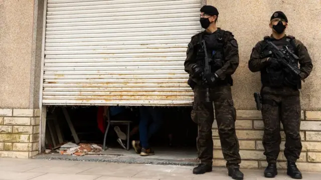 Soldados vigilan un local