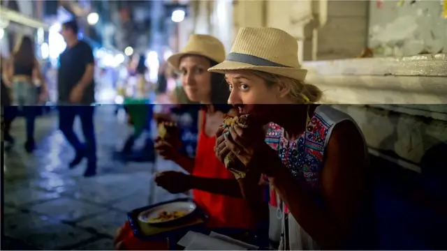 Prendre l'habitude de manger de gros repas tard le soir peut perturber la glycémie.
