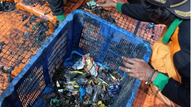 Sampah bungkus plastik makanan ringan paling banyak ditemukan di Kali Item