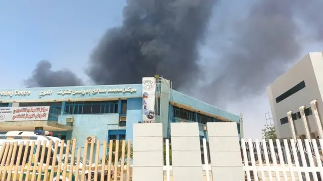 دخان يتصاعد من المبنى