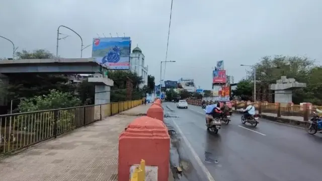 पुण्यात लकडी पुलावर सुरू असलेलं मेट्रोचं काम