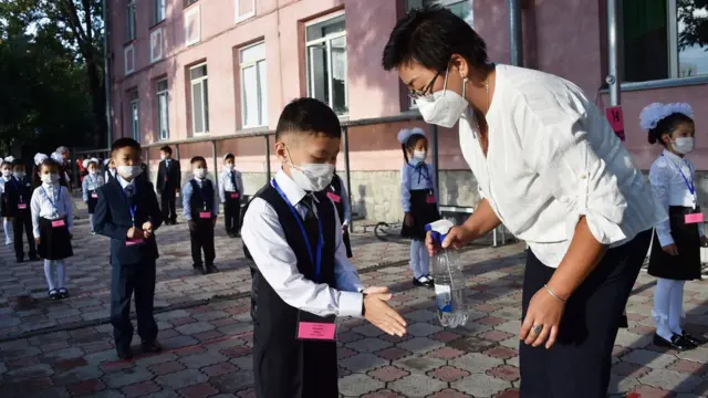 Школьники в Кыргызстане